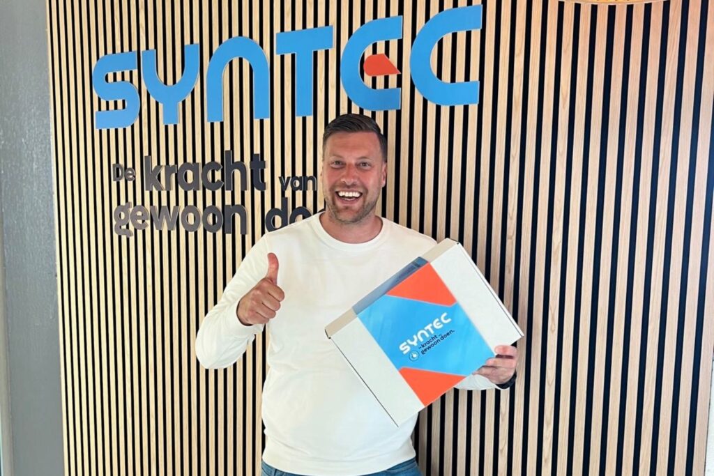 Martijn met welkomstpakket Syntec