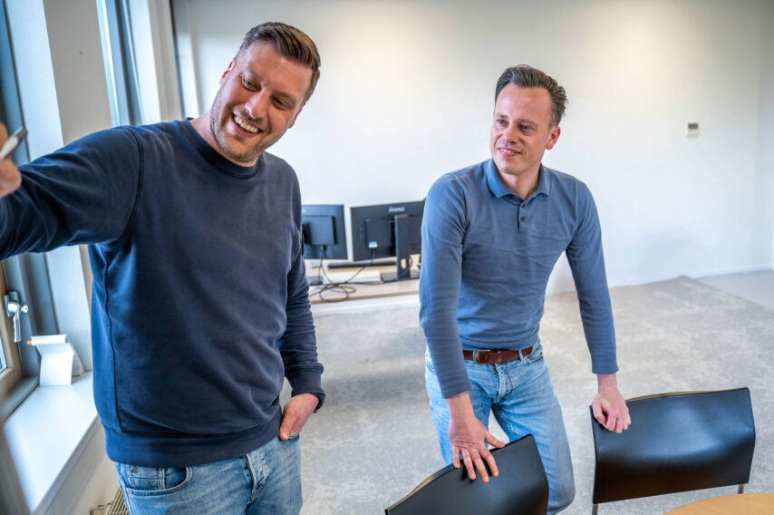 Martijn en Romke op kantoor Syntec