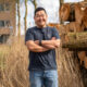 Taco de Jong voor het pand van Syntec