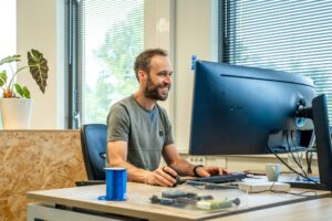 Rick achter zijn pc als salarisadministrateur