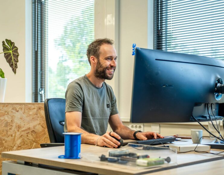 Rick achter zijn pc als salarisadministrateur