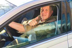 Lennart in de auto bij Syntec