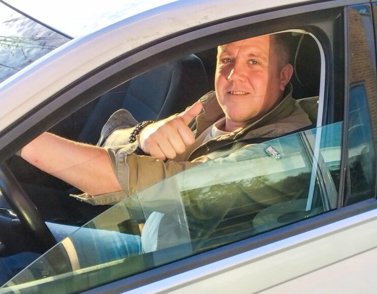 Lennart in de auto bij Syntec