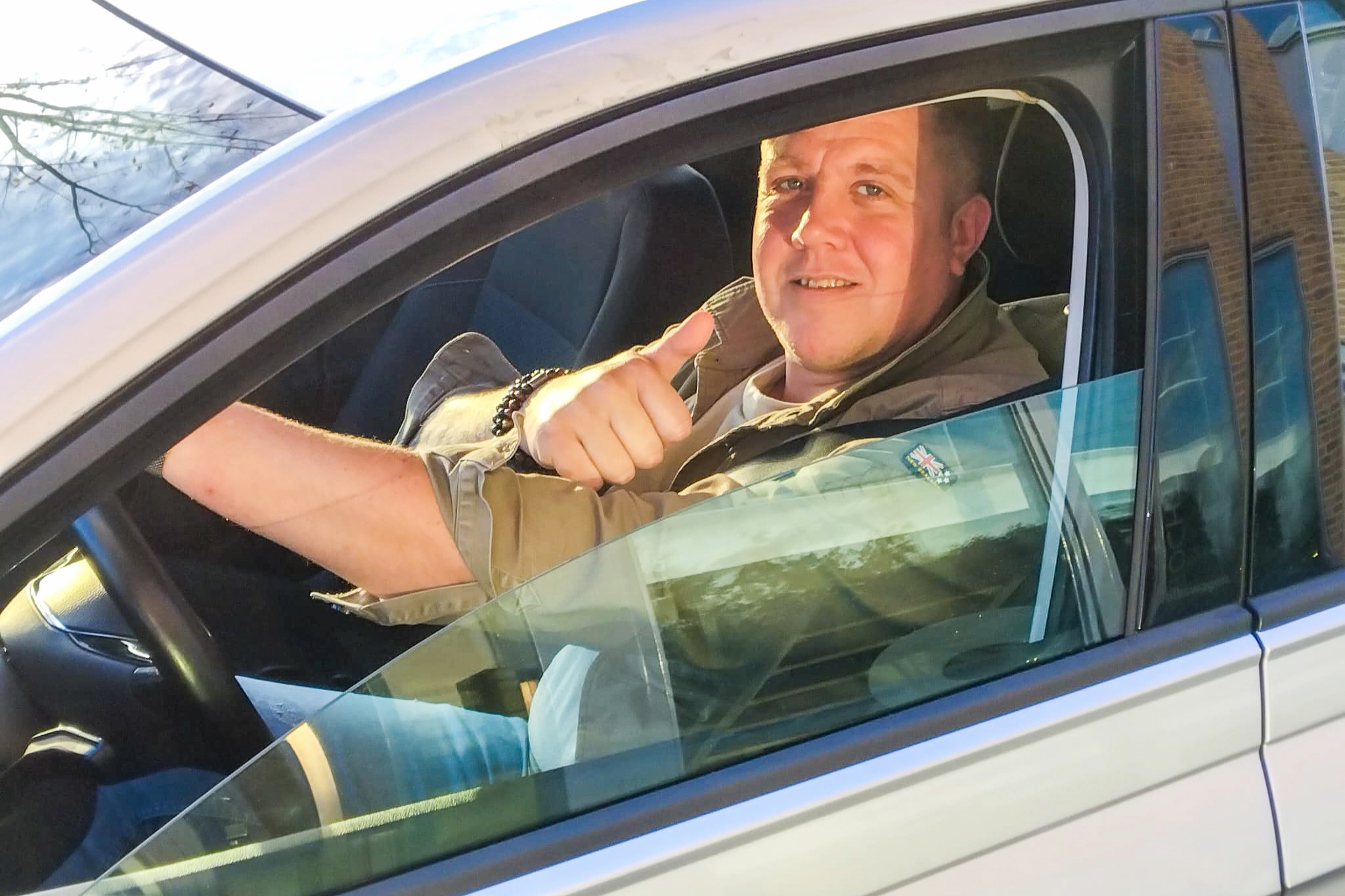 Lennart in de auto bij Syntec