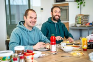 Bas en Rick bij de lunch